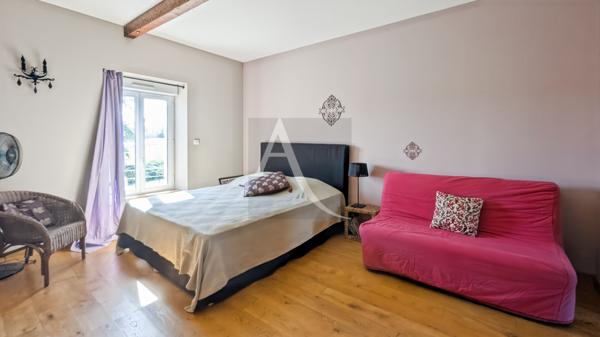 Maison d'architecte avec 2 habitations et grand parc.