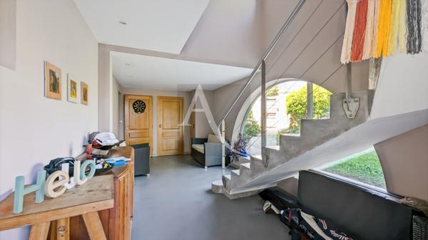 Maison d'architecte avec 2 habitations et grand parc.