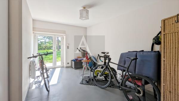 Maison d'architecte avec 2 habitations et grand parc.