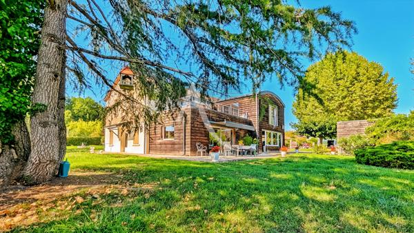 Maison d'architecte avec 2 habitations et grand parc.