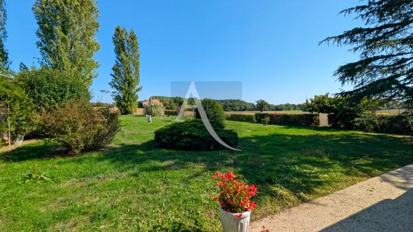 Maison d'architecte avec 2 habitations et grand parc.