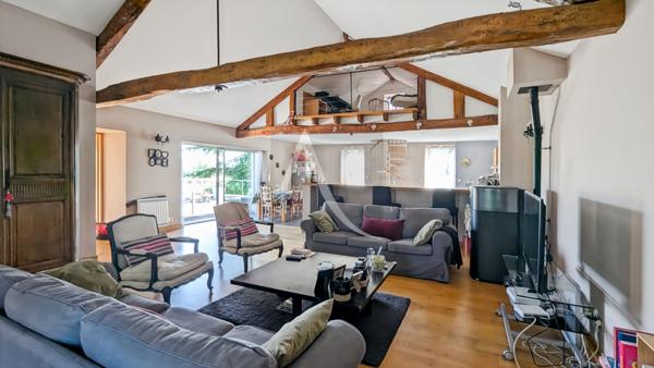 Maison d'architecte avec 2 habitations et grand parc.