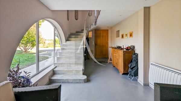 Maison d'architecte avec 2 habitations et grand parc.