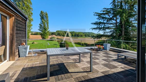 Maison d'architecte avec 2 habitations et grand parc.