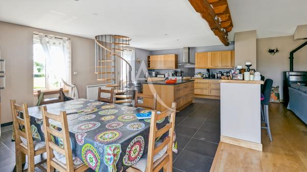 Maison d'architecte avec 2 habitations et grand parc.