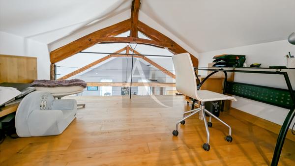 Maison d'architecte avec 2 habitations et grand parc.