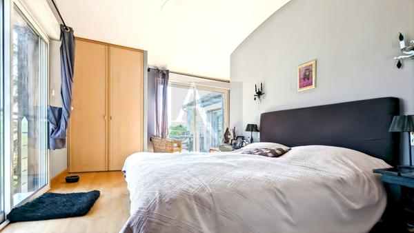 Maison d'architecte avec 2 habitations et grand parc.