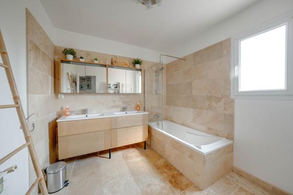 Villa familiale T5 avec piscine et pool-house à Villelaure