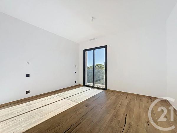 Maison à vendre  4 pièces - 143 m 2   MOUGINS  - 06