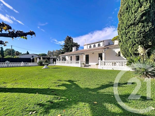 Maison à vendre  4 pièces - 143 m 2   MOUGINS  - 06