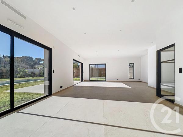 Maison à vendre  4 pièces - 143 m 2   MOUGINS  - 06