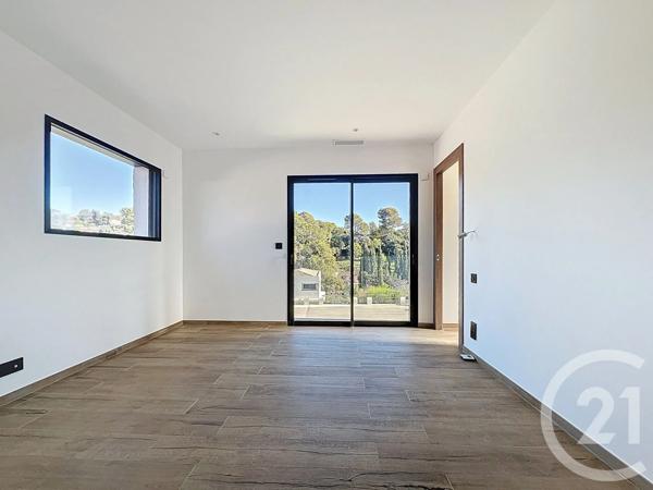 Maison à vendre  4 pièces - 143 m 2   MOUGINS  - 06