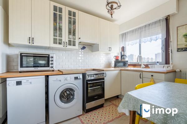 Lumineux 2 pièces en etage élevé avec vue dégagée