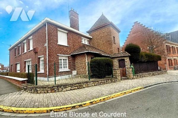 Maison semi mitoyenne d'environ 155m² construite en 1953 sur une parcelle d'environ 300 m², sit...