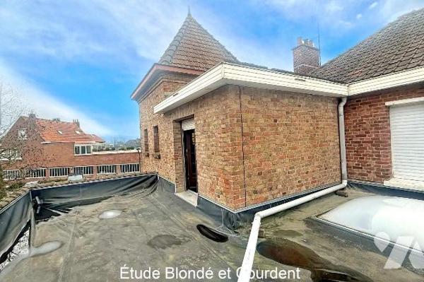 Maison semi mitoyenne d'environ 155m² construite en 1953 sur une parcelle d'environ 300 m², sit...