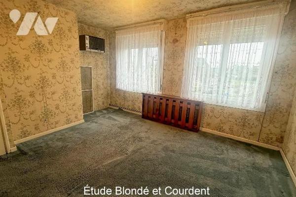 Maison semi mitoyenne d'environ 155m² construite en 1953 sur une parcelle d'environ 300 m², sit...