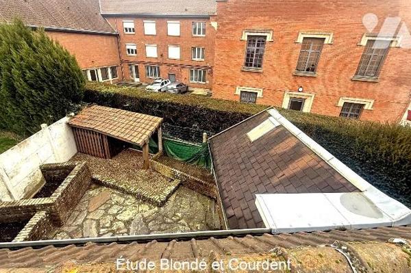 Maison semi mitoyenne d'environ 155m² construite en 1953 sur une parcelle d'environ 300 m², sit...