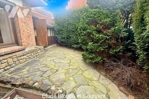 Maison semi mitoyenne d'environ 155m² construite en 1953 sur une parcelle d'environ 300 m², sit...