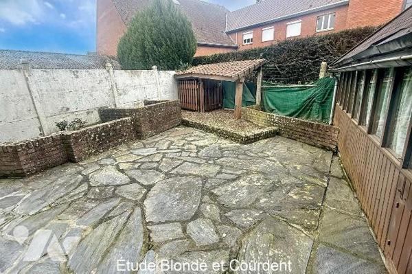 Maison semi mitoyenne d'environ 155m² construite en 1953 sur une parcelle d'environ 300 m², sit...