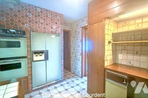 Maison semi mitoyenne d'environ 155m² construite en 1953 sur une parcelle d'environ 300 m², sit...