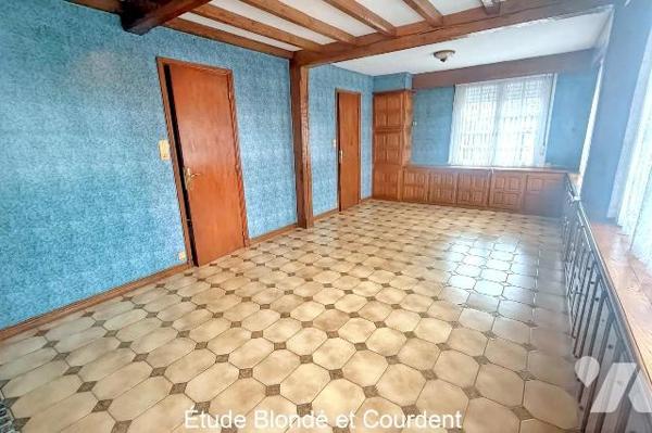 Maison semi mitoyenne d'environ 155m² construite en 1953 sur une parcelle d'environ 300 m², sit...