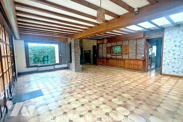 Maison semi mitoyenne d'environ 155m² construite en 1953 sur une parcelle d'environ 300 m², sit...