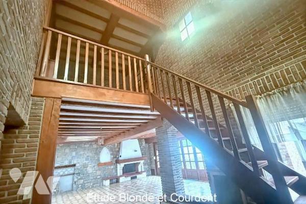 Maison semi mitoyenne d'environ 155m² construite en 1953 sur une parcelle d'environ 300 m², sit...