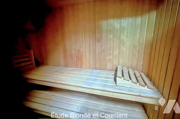 Maison semi mitoyenne d'environ 155m² construite en 1953 sur une parcelle d'environ 300 m², sit...