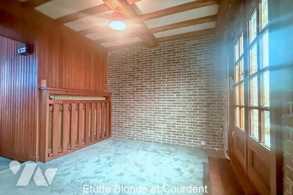 Maison semi mitoyenne d'environ 155m² construite en 1953 sur une parcelle d'environ 300 m², sit...