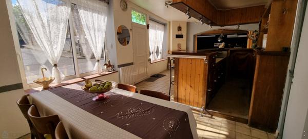 VISITE VIRTUELLE AGREABLE MAISON DE VILLAGE DE 192 M2 PLEINE DE CHARME.