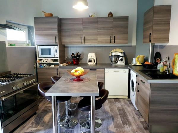 VISITE VIRTUELLE AGREABLE MAISON DE VILLAGE DE 192 M2 PLEINE DE CHARME.