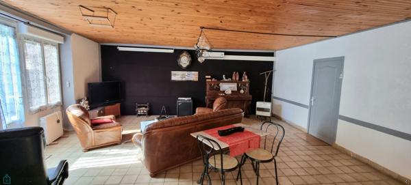 VISITE VIRTUELLE AGREABLE MAISON DE VILLAGE DE 192 M2 PLEINE DE CHARME.