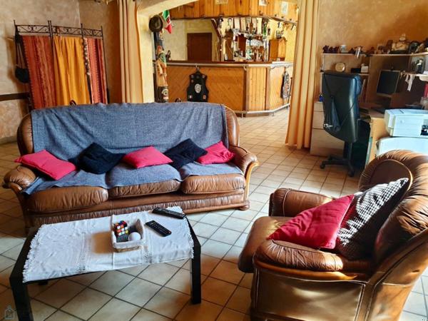 VISITE VIRTUELLE AGREABLE MAISON DE VILLAGE DE 192 M2 PLEINE DE CHARME.