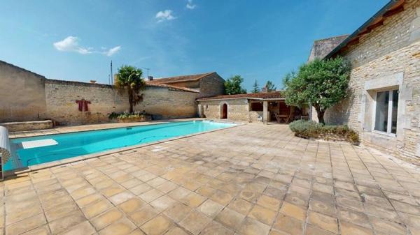 Maison à vendre |  Neuville-de-Poitou |  5 pièces | 201 m²