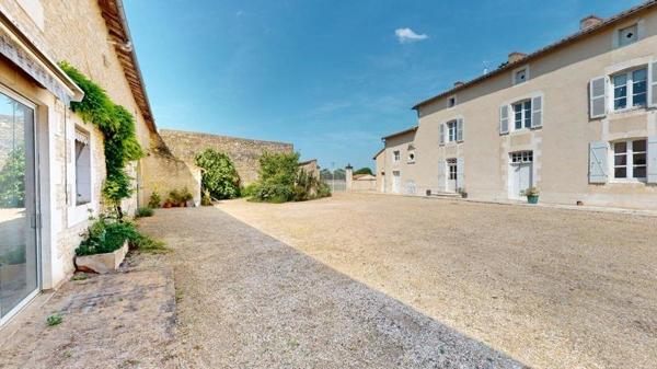 Maison à vendre |  Neuville-de-Poitou |  5 pièces | 201 m²