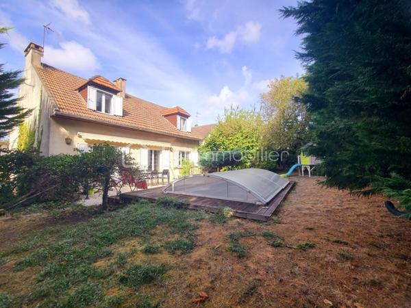 À Saint-Michel-sur-Orge, venez découvrir ce charmant pavillon F6 d’environ 144 m² au sol (136 m² Carrez), édifié sur une agréable parcelle de 562 m².
Dès l’arrivée, quelques marches vous conduisent à un terrasse, avec accès direct à la maison.
L’entrée ouvre sur une cuisine ouverte donnant sur un séjour lumineux et chaleureux, agrémenté d’une cheminée. 
Grâce aux portes-fenêtres, le séjour bénéficie d’une belle ouverture sur l’extérieur et permet de profiter pleinement de la terrasse et de son spa de nage, idéal pour se détendre en famille ou entre amis.
Le rez-de-chaussée propose également un espace nuit composé de deux chambres, d’une salle d’eau et de WC indépendants.
À l’étage, vous découvrirez une belle mezzanine, offrant un espace supplémentaire pouvant accueillir un bureau, un coin lecture ou une salle de jeux. 
Deux autres chambres, une salle de bains et des WC indépendants complètent ce niveau.
La maison bénéficie également d’un sous-sol total avec garage, offrant de nombreux espaces de rangement et de multiples possibilités d’aménagement.
✨ Les atouts :
- Environ 144 m² au sol / 136 m² Carrez
- 4 chambres
- 2 stores bannes
- Sous-sol total avec garage
- Parcelle de 562 m²
- Terrasse
- Spa de nage
- Séjour lumineux avec cheminée
- Espaces intérieurs et extérieurs conviviaux
***** Quelques travaux sont a prévoir *****