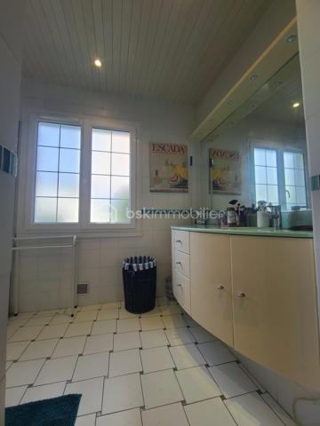 À Saint-Michel-sur-Orge, venez découvrir ce charmant pavillon F6 d’environ 144 m² au sol (136 m² Carrez), édifié sur une agréable parcelle de 562 m².
Dès l’arrivée, quelques marches vous conduisent à un terrasse, avec accès direct à la maison.
L’entrée ouvre sur une cuisine ouverte donnant sur un séjour lumineux et chaleureux, agrémenté d’une cheminée. 
Grâce aux portes-fenêtres, le séjour bénéficie d’une belle ouverture sur l’extérieur et permet de profiter pleinement de la terrasse et de son spa de nage, idéal pour se détendre en famille ou entre amis.
Le rez-de-chaussée propose également un espace nuit composé de deux chambres, d’une salle d’eau et de WC indépendants.
À l’étage, vous découvrirez une belle mezzanine, offrant un espace supplémentaire pouvant accueillir un bureau, un coin lecture ou une salle de jeux. 
Deux autres chambres, une salle de bains et des WC indépendants complètent ce niveau.
La maison bénéficie également d’un sous-sol total avec garage, offrant de nombreux espaces de rangement et de multiples possibilités d’aménagement.
✨ Les atouts :
- Environ 144 m² au sol / 136 m² Carrez
- 4 chambres
- 2 stores bannes
- Sous-sol total avec garage
- Parcelle de 562 m²
- Terrasse
- Spa de nage
- Séjour lumineux avec cheminée
- Espaces intérieurs et extérieurs conviviaux
***** Quelques travaux sont a prévoir *****