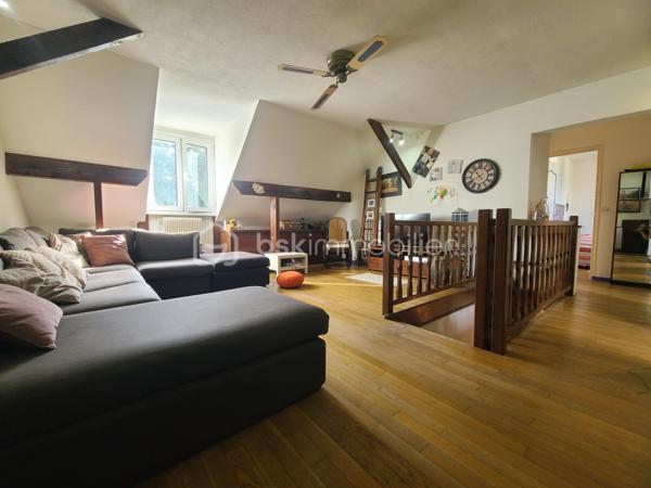 À Saint-Michel-sur-Orge, venez découvrir ce charmant pavillon F6 d’environ 144 m² au sol (136 m² Carrez), édifié sur une agréable parcelle de 562 m².
Dès l’arrivée, quelques marches vous conduisent à un terrasse, avec accès direct à la maison.
L’entrée ouvre sur une cuisine ouverte donnant sur un séjour lumineux et chaleureux, agrémenté d’une cheminée. 
Grâce aux portes-fenêtres, le séjour bénéficie d’une belle ouverture sur l’extérieur et permet de profiter pleinement de la terrasse et de son spa de nage, idéal pour se détendre en famille ou entre amis.
Le rez-de-chaussée propose également un espace nuit composé de deux chambres, d’une salle d’eau et de WC indépendants.
À l’étage, vous découvrirez une belle mezzanine, offrant un espace supplémentaire pouvant accueillir un bureau, un coin lecture ou une salle de jeux. 
Deux autres chambres, une salle de bains et des WC indépendants complètent ce niveau.
La maison bénéficie également d’un sous-sol total avec garage, offrant de nombreux espaces de rangement et de multiples possibilités d’aménagement.
✨ Les atouts :
- Environ 144 m² au sol / 136 m² Carrez
- 4 chambres
- 2 stores bannes
- Sous-sol total avec garage
- Parcelle de 562 m²
- Terrasse
- Spa de nage
- Séjour lumineux avec cheminée
- Espaces intérieurs et extérieurs conviviaux
***** Quelques travaux sont a prévoir *****