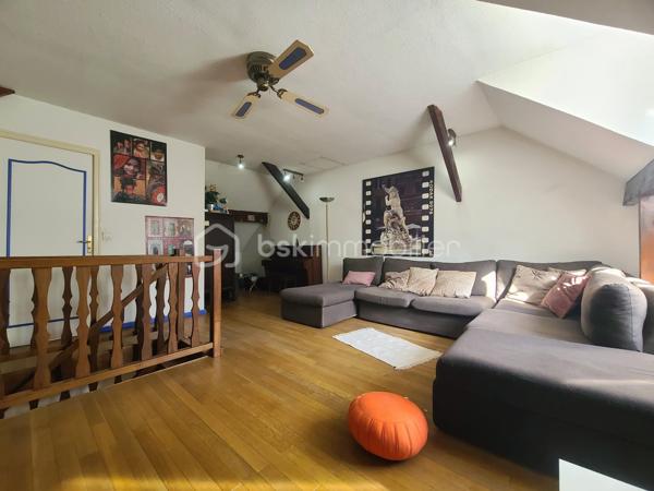 À Saint-Michel-sur-Orge, venez découvrir ce charmant pavillon F6 d’environ 144 m² au sol (136 m² Carrez), édifié sur une agréable parcelle de 562 m².
Dès l’arrivée, quelques marches vous conduisent à un terrasse, avec accès direct à la maison.
L’entrée ouvre sur une cuisine ouverte donnant sur un séjour lumineux et chaleureux, agrémenté d’une cheminée. 
Grâce aux portes-fenêtres, le séjour bénéficie d’une belle ouverture sur l’extérieur et permet de profiter pleinement de la terrasse et de son spa de nage, idéal pour se détendre en famille ou entre amis.
Le rez-de-chaussée propose également un espace nuit composé de deux chambres, d’une salle d’eau et de WC indépendants.
À l’étage, vous découvrirez une belle mezzanine, offrant un espace supplémentaire pouvant accueillir un bureau, un coin lecture ou une salle de jeux. 
Deux autres chambres, une salle de bains et des WC indépendants complètent ce niveau.
La maison bénéficie également d’un sous-sol total avec garage, offrant de nombreux espaces de rangement et de multiples possibilités d’aménagement.
✨ Les atouts :
- Environ 144 m² au sol / 136 m² Carrez
- 4 chambres
- 2 stores bannes
- Sous-sol total avec garage
- Parcelle de 562 m²
- Terrasse
- Spa de nage
- Séjour lumineux avec cheminée
- Espaces intérieurs et extérieurs conviviaux
***** Quelques travaux sont a prévoir *****