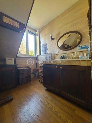 À Saint-Michel-sur-Orge, venez découvrir ce charmant pavillon F6 d’environ 144 m² au sol (136 m² Carrez), édifié sur une agréable parcelle de 562 m².
Dès l’arrivée, quelques marches vous conduisent à un terrasse, avec accès direct à la maison.
L’entrée ouvre sur une cuisine ouverte donnant sur un séjour lumineux et chaleureux, agrémenté d’une cheminée. 
Grâce aux portes-fenêtres, le séjour bénéficie d’une belle ouverture sur l’extérieur et permet de profiter pleinement de la terrasse et de son spa de nage, idéal pour se détendre en famille ou entre amis.
Le rez-de-chaussée propose également un espace nuit composé de deux chambres, d’une salle d’eau et de WC indépendants.
À l’étage, vous découvrirez une belle mezzanine, offrant un espace supplémentaire pouvant accueillir un bureau, un coin lecture ou une salle de jeux. 
Deux autres chambres, une salle de bains et des WC indépendants complètent ce niveau.
La maison bénéficie également d’un sous-sol total avec garage, offrant de nombreux espaces de rangement et de multiples possibilités d’aménagement.
✨ Les atouts :
- Environ 144 m² au sol / 136 m² Carrez
- 4 chambres
- 2 stores bannes
- Sous-sol total avec garage
- Parcelle de 562 m²
- Terrasse
- Spa de nage
- Séjour lumineux avec cheminée
- Espaces intérieurs et extérieurs conviviaux
***** Quelques travaux sont a prévoir *****