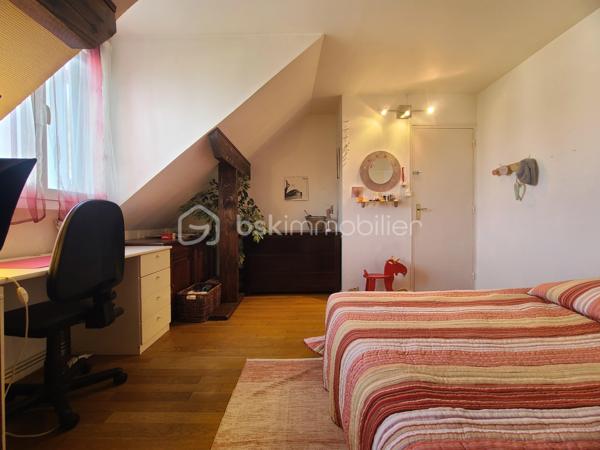 À Saint-Michel-sur-Orge, venez découvrir ce charmant pavillon F6 d’environ 144 m² au sol (136 m² Carrez), édifié sur une agréable parcelle de 562 m².
Dès l’arrivée, quelques marches vous conduisent à un terrasse, avec accès direct à la maison.
L’entrée ouvre sur une cuisine ouverte donnant sur un séjour lumineux et chaleureux, agrémenté d’une cheminée. 
Grâce aux portes-fenêtres, le séjour bénéficie d’une belle ouverture sur l’extérieur et permet de profiter pleinement de la terrasse et de son spa de nage, idéal pour se détendre en famille ou entre amis.
Le rez-de-chaussée propose également un espace nuit composé de deux chambres, d’une salle d’eau et de WC indépendants.
À l’étage, vous découvrirez une belle mezzanine, offrant un espace supplémentaire pouvant accueillir un bureau, un coin lecture ou une salle de jeux. 
Deux autres chambres, une salle de bains et des WC indépendants complètent ce niveau.
La maison bénéficie également d’un sous-sol total avec garage, offrant de nombreux espaces de rangement et de multiples possibilités d’aménagement.
✨ Les atouts :
- Environ 144 m² au sol / 136 m² Carrez
- 4 chambres
- 2 stores bannes
- Sous-sol total avec garage
- Parcelle de 562 m²
- Terrasse
- Spa de nage
- Séjour lumineux avec cheminée
- Espaces intérieurs et extérieurs conviviaux
***** Quelques travaux sont a prévoir *****