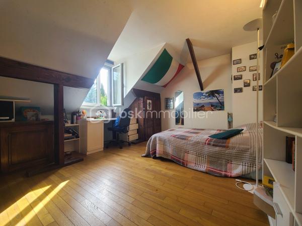 À Saint-Michel-sur-Orge, venez découvrir ce charmant pavillon F6 d’environ 144 m² au sol (136 m² Carrez), édifié sur une agréable parcelle de 562 m².
Dès l’arrivée, quelques marches vous conduisent à un terrasse, avec accès direct à la maison.
L’entrée ouvre sur une cuisine ouverte donnant sur un séjour lumineux et chaleureux, agrémenté d’une cheminée. 
Grâce aux portes-fenêtres, le séjour bénéficie d’une belle ouverture sur l’extérieur et permet de profiter pleinement de la terrasse et de son spa de nage, idéal pour se détendre en famille ou entre amis.
Le rez-de-chaussée propose également un espace nuit composé de deux chambres, d’une salle d’eau et de WC indépendants.
À l’étage, vous découvrirez une belle mezzanine, offrant un espace supplémentaire pouvant accueillir un bureau, un coin lecture ou une salle de jeux. 
Deux autres chambres, une salle de bains et des WC indépendants complètent ce niveau.
La maison bénéficie également d’un sous-sol total avec garage, offrant de nombreux espaces de rangement et de multiples possibilités d’aménagement.
✨ Les atouts :
- Environ 144 m² au sol / 136 m² Carrez
- 4 chambres
- 2 stores bannes
- Sous-sol total avec garage
- Parcelle de 562 m²
- Terrasse
- Spa de nage
- Séjour lumineux avec cheminée
- Espaces intérieurs et extérieurs conviviaux
***** Quelques travaux sont a prévoir *****