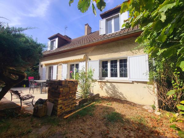 À Saint-Michel-sur-Orge, venez découvrir ce charmant pavillon F6 d’environ 144 m² au sol (136 m² Carrez), édifié sur une agréable parcelle de 562 m².
Dès l’arrivée, quelques marches vous conduisent à un terrasse, avec accès direct à la maison.
L’entrée ouvre sur une cuisine ouverte donnant sur un séjour lumineux et chaleureux, agrémenté d’une cheminée. 
Grâce aux portes-fenêtres, le séjour bénéficie d’une belle ouverture sur l’extérieur et permet de profiter pleinement de la terrasse et de son spa de nage, idéal pour se détendre en famille ou entre amis.
Le rez-de-chaussée propose également un espace nuit composé de deux chambres, d’une salle d’eau et de WC indépendants.
À l’étage, vous découvrirez une belle mezzanine, offrant un espace supplémentaire pouvant accueillir un bureau, un coin lecture ou une salle de jeux. 
Deux autres chambres, une salle de bains et des WC indépendants complètent ce niveau.
La maison bénéficie également d’un sous-sol total avec garage, offrant de nombreux espaces de rangement et de multiples possibilités d’aménagement.
✨ Les atouts :
- Environ 144 m² au sol / 136 m² Carrez
- 4 chambres
- 2 stores bannes
- Sous-sol total avec garage
- Parcelle de 562 m²
- Terrasse
- Spa de nage
- Séjour lumineux avec cheminée
- Espaces intérieurs et extérieurs conviviaux
***** Quelques travaux sont a prévoir *****