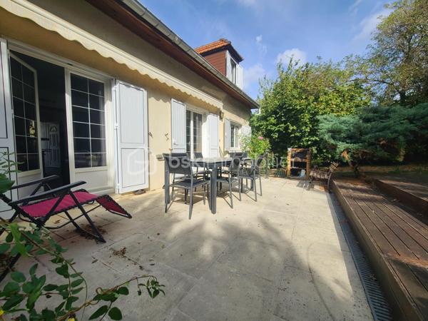 À Saint-Michel-sur-Orge, venez découvrir ce charmant pavillon F6 d’environ 144 m² au sol (136 m² Carrez), édifié sur une agréable parcelle de 562 m².
Dès l’arrivée, quelques marches vous conduisent à un terrasse, avec accès direct à la maison.
L’entrée ouvre sur une cuisine ouverte donnant sur un séjour lumineux et chaleureux, agrémenté d’une cheminée. 
Grâce aux portes-fenêtres, le séjour bénéficie d’une belle ouverture sur l’extérieur et permet de profiter pleinement de la terrasse et de son spa de nage, idéal pour se détendre en famille ou entre amis.
Le rez-de-chaussée propose également un espace nuit composé de deux chambres, d’une salle d’eau et de WC indépendants.
À l’étage, vous découvrirez une belle mezzanine, offrant un espace supplémentaire pouvant accueillir un bureau, un coin lecture ou une salle de jeux. 
Deux autres chambres, une salle de bains et des WC indépendants complètent ce niveau.
La maison bénéficie également d’un sous-sol total avec garage, offrant de nombreux espaces de rangement et de multiples possibilités d’aménagement.
✨ Les atouts :
- Environ 144 m² au sol / 136 m² Carrez
- 4 chambres
- 2 stores bannes
- Sous-sol total avec garage
- Parcelle de 562 m²
- Terrasse
- Spa de nage
- Séjour lumineux avec cheminée
- Espaces intérieurs et extérieurs conviviaux
***** Quelques travaux sont a prévoir *****