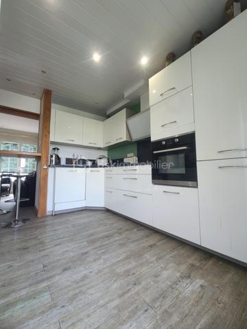 À Saint-Michel-sur-Orge, venez découvrir ce charmant pavillon F6 d’environ 144 m² au sol (136 m² Carrez), édifié sur une agréable parcelle de 562 m².
Dès l’arrivée, quelques marches vous conduisent à un terrasse, avec accès direct à la maison.
L’entrée ouvre sur une cuisine ouverte donnant sur un séjour lumineux et chaleureux, agrémenté d’une cheminée. 
Grâce aux portes-fenêtres, le séjour bénéficie d’une belle ouverture sur l’extérieur et permet de profiter pleinement de la terrasse et de son spa de nage, idéal pour se détendre en famille ou entre amis.
Le rez-de-chaussée propose également un espace nuit composé de deux chambres, d’une salle d’eau et de WC indépendants.
À l’étage, vous découvrirez une belle mezzanine, offrant un espace supplémentaire pouvant accueillir un bureau, un coin lecture ou une salle de jeux. 
Deux autres chambres, une salle de bains et des WC indépendants complètent ce niveau.
La maison bénéficie également d’un sous-sol total avec garage, offrant de nombreux espaces de rangement et de multiples possibilités d’aménagement.
✨ Les atouts :
- Environ 144 m² au sol / 136 m² Carrez
- 4 chambres
- 2 stores bannes
- Sous-sol total avec garage
- Parcelle de 562 m²
- Terrasse
- Spa de nage
- Séjour lumineux avec cheminée
- Espaces intérieurs et extérieurs conviviaux
***** Quelques travaux sont a prévoir *****