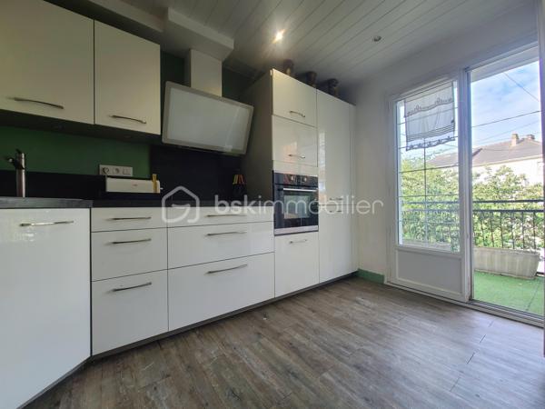 À Saint-Michel-sur-Orge, venez découvrir ce charmant pavillon F6 d’environ 144 m² au sol (136 m² Carrez), édifié sur une agréable parcelle de 562 m².
Dès l’arrivée, quelques marches vous conduisent à un terrasse, avec accès direct à la maison.
L’entrée ouvre sur une cuisine ouverte donnant sur un séjour lumineux et chaleureux, agrémenté d’une cheminée. 
Grâce aux portes-fenêtres, le séjour bénéficie d’une belle ouverture sur l’extérieur et permet de profiter pleinement de la terrasse et de son spa de nage, idéal pour se détendre en famille ou entre amis.
Le rez-de-chaussée propose également un espace nuit composé de deux chambres, d’une salle d’eau et de WC indépendants.
À l’étage, vous découvrirez une belle mezzanine, offrant un espace supplémentaire pouvant accueillir un bureau, un coin lecture ou une salle de jeux. 
Deux autres chambres, une salle de bains et des WC indépendants complètent ce niveau.
La maison bénéficie également d’un sous-sol total avec garage, offrant de nombreux espaces de rangement et de multiples possibilités d’aménagement.
✨ Les atouts :
- Environ 144 m² au sol / 136 m² Carrez
- 4 chambres
- 2 stores bannes
- Sous-sol total avec garage
- Parcelle de 562 m²
- Terrasse
- Spa de nage
- Séjour lumineux avec cheminée
- Espaces intérieurs et extérieurs conviviaux
***** Quelques travaux sont a prévoir *****