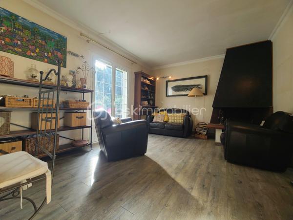 À Saint-Michel-sur-Orge, venez découvrir ce charmant pavillon F6 d’environ 144 m² au sol (136 m² Carrez), édifié sur une agréable parcelle de 562 m².
Dès l’arrivée, quelques marches vous conduisent à un terrasse, avec accès direct à la maison.
L’entrée ouvre sur une cuisine ouverte donnant sur un séjour lumineux et chaleureux, agrémenté d’une cheminée. 
Grâce aux portes-fenêtres, le séjour bénéficie d’une belle ouverture sur l’extérieur et permet de profiter pleinement de la terrasse et de son spa de nage, idéal pour se détendre en famille ou entre amis.
Le rez-de-chaussée propose également un espace nuit composé de deux chambres, d’une salle d’eau et de WC indépendants.
À l’étage, vous découvrirez une belle mezzanine, offrant un espace supplémentaire pouvant accueillir un bureau, un coin lecture ou une salle de jeux. 
Deux autres chambres, une salle de bains et des WC indépendants complètent ce niveau.
La maison bénéficie également d’un sous-sol total avec garage, offrant de nombreux espaces de rangement et de multiples possibilités d’aménagement.
✨ Les atouts :
- Environ 144 m² au sol / 136 m² Carrez
- 4 chambres
- 2 stores bannes
- Sous-sol total avec garage
- Parcelle de 562 m²
- Terrasse
- Spa de nage
- Séjour lumineux avec cheminée
- Espaces intérieurs et extérieurs conviviaux
***** Quelques travaux sont a prévoir *****