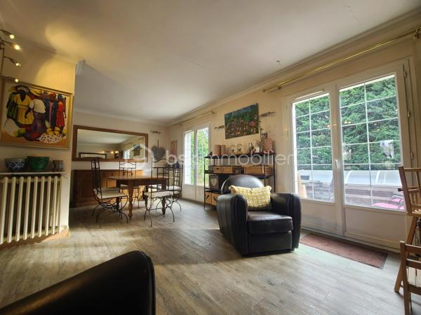 À Saint-Michel-sur-Orge, venez découvrir ce charmant pavillon F6 d’environ 144 m² au sol (136 m² Carrez), édifié sur une agréable parcelle de 562 m².
Dès l’arrivée, quelques marches vous conduisent à un terrasse, avec accès direct à la maison.
L’entrée ouvre sur une cuisine ouverte donnant sur un séjour lumineux et chaleureux, agrémenté d’une cheminée. 
Grâce aux portes-fenêtres, le séjour bénéficie d’une belle ouverture sur l’extérieur et permet de profiter pleinement de la terrasse et de son spa de nage, idéal pour se détendre en famille ou entre amis.
Le rez-de-chaussée propose également un espace nuit composé de deux chambres, d’une salle d’eau et de WC indépendants.
À l’étage, vous découvrirez une belle mezzanine, offrant un espace supplémentaire pouvant accueillir un bureau, un coin lecture ou une salle de jeux. 
Deux autres chambres, une salle de bains et des WC indépendants complètent ce niveau.
La maison bénéficie également d’un sous-sol total avec garage, offrant de nombreux espaces de rangement et de multiples possibilités d’aménagement.
✨ Les atouts :
- Environ 144 m² au sol / 136 m² Carrez
- 4 chambres
- 2 stores bannes
- Sous-sol total avec garage
- Parcelle de 562 m²
- Terrasse
- Spa de nage
- Séjour lumineux avec cheminée
- Espaces intérieurs et extérieurs conviviaux
***** Quelques travaux sont a prévoir *****