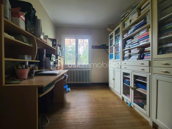 À Saint-Michel-sur-Orge, venez découvrir ce charmant pavillon F6 d’environ 144 m² au sol (136 m² Carrez), édifié sur une agréable parcelle de 562 m².
Dès l’arrivée, quelques marches vous conduisent à un terrasse, avec accès direct à la maison.
L’entrée ouvre sur une cuisine ouverte donnant sur un séjour lumineux et chaleureux, agrémenté d’une cheminée. 
Grâce aux portes-fenêtres, le séjour bénéficie d’une belle ouverture sur l’extérieur et permet de profiter pleinement de la terrasse et de son spa de nage, idéal pour se détendre en famille ou entre amis.
Le rez-de-chaussée propose également un espace nuit composé de deux chambres, d’une salle d’eau et de WC indépendants.
À l’étage, vous découvrirez une belle mezzanine, offrant un espace supplémentaire pouvant accueillir un bureau, un coin lecture ou une salle de jeux. 
Deux autres chambres, une salle de bains et des WC indépendants complètent ce niveau.
La maison bénéficie également d’un sous-sol total avec garage, offrant de nombreux espaces de rangement et de multiples possibilités d’aménagement.
✨ Les atouts :
- Environ 144 m² au sol / 136 m² Carrez
- 4 chambres
- 2 stores bannes
- Sous-sol total avec garage
- Parcelle de 562 m²
- Terrasse
- Spa de nage
- Séjour lumineux avec cheminée
- Espaces intérieurs et extérieurs conviviaux
***** Quelques travaux sont a prévoir *****