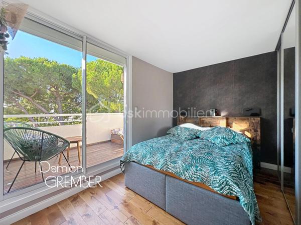 Dans le secteur recherché du Ponant à La Grande-Motte, découvrez ce T3 en duplex entièrement rénové de 61 m² habitables avec terrasse et place de stationnement privative.

Situé dans la résidence Les Rives de Corail au 3ème et dernier étage sans ascenseur, l’appartement se déploie sur deux niveaux et offre un intérieur véritablement prêt à habiter : aucun travaux à prévoir, il ne reste qu’à poser ses valises !

La rénovation, complète et particulièrement soignée, ne s’est pas limitée à l’esthétique. L’isolation thermique et phonique, y compris celle des sols, l’électricité et la plomberie ont été entièrement reprises. La climatisation réversible installée dans tout le logement complète ce niveau de confort.

Dès l’entrée, la pièce de vie séduit par son sol en marbre, ses finitions contemporaines et son remarquable escalier en bois et métal mis en valeur par un éclairage intégré. La cuisine ouverte, réalisée sur mesure avec un plan de travail en chêne, s’intègre harmonieusement au séjour.

L’espace de vie bénéficie également d’une cheminée électrique décorative et chauffante, de nombreux rangements intégrés ainsi que d’un coin bureau discret et fonctionnel. L’ancienne loggia, entièrement intégrée au séjour/cuisine, contribue à créer un volume généreux et convivial. Un WC indépendant est également présent au premier niveau.

À l’étage, l’agencement a été intelligemment repensé afin d’optimiser chaque mètre carré. Il comprend deux chambres avec rangements ainsi qu’une salle de bains agrandie avec un second WC et équipée d’une baignoire balnéo. 

L’une des chambres s’ouvre directement sur une agréable terrasse de 7 m², tournée vers la verdure, sans vis-à-vis direct et particulièrement plaisante en fin de journée.

Une place de stationnement privative et couverte, située dans la résidence juste sous l’appartement, complète le bien. Une demande d’installation d’une prise de recharge pour véhicule électrique a été déposée auprès du syndic et demeure en cours d’instruction.

La vente d’une partie du mobilier peut également être envisagée.

Précision relative aux surfaces et à la loggia : le certificat de mesurage mentionne une superficie de 50,03 m² loi Carrez et de 60,50 m² au sol. Il désigne le premier niveau sous l’intitulé « séjour/cuisine/loggia » et indique que la loggia a été intégrée en totalité au séjour/cuisine. À ce jour, aucun document attestant l’autorisation de cette intégration n’a été remis au mandataire ; ce point fera l’objet d’une vérification transparente dans le cadre du dossier de vente.

Découvrez en exclusivité cette pépite : coup de cœur assuré !

⸻

📞 Intéressé(e) ?

🎥 Accédez à la Visite virtuelle 360° depuis l'annonce pour une découverte immersive en toute autonomie.
Contactez Damien GREMBER – BSK Immobilier pour tout renseignement ou pour une visite sur place.